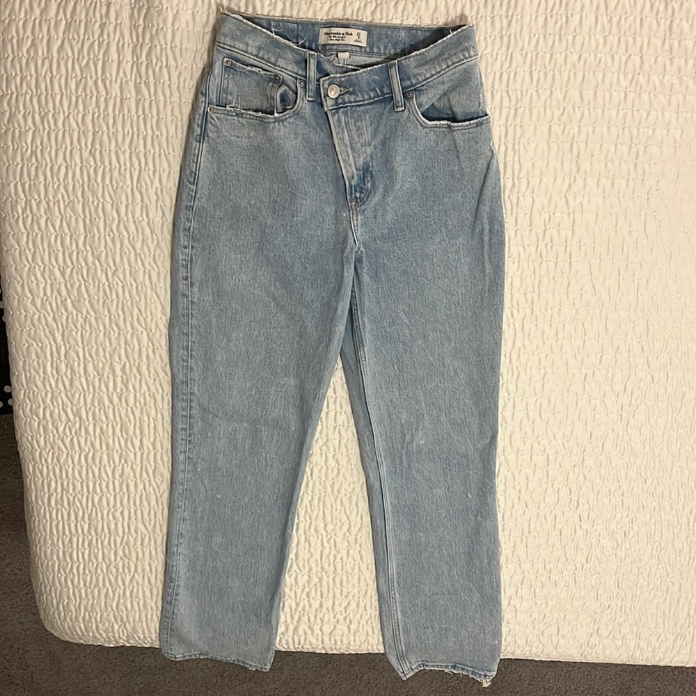 Abercrombie & Fitch “The 90’s Straight Ultra High Rise” Curve Love Jeans